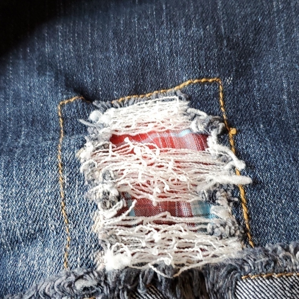 Rue 21 distressed low-rise5 pocket shorts Sz 5/6. Preloved EUC - Picture 3 of 14